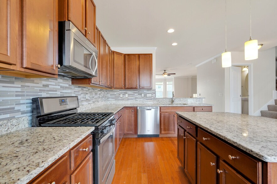 Building Photo - 6 Lamplighter Ln