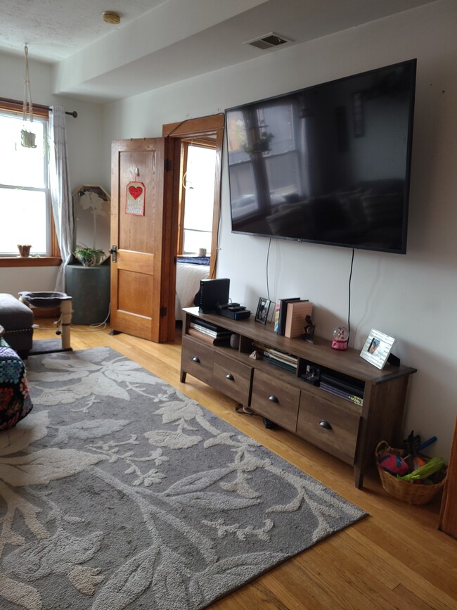 Primary Photo - 2024 W Chicago Ave