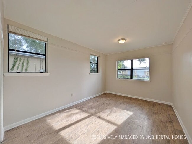 Building Photo - 1058 Eastdale St