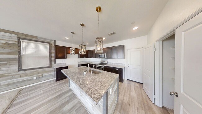 Building Photo - Beautiful 2 Story 4 Bedroom 3 Bathroom hom...
