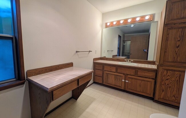 Building Photo - Spacious 3 Bedroom Townhome in Small Complex
