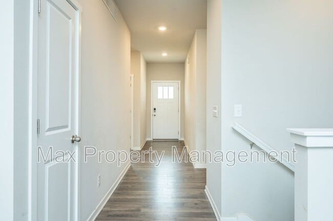 Building Photo - 425 SE Willow Run Ln
