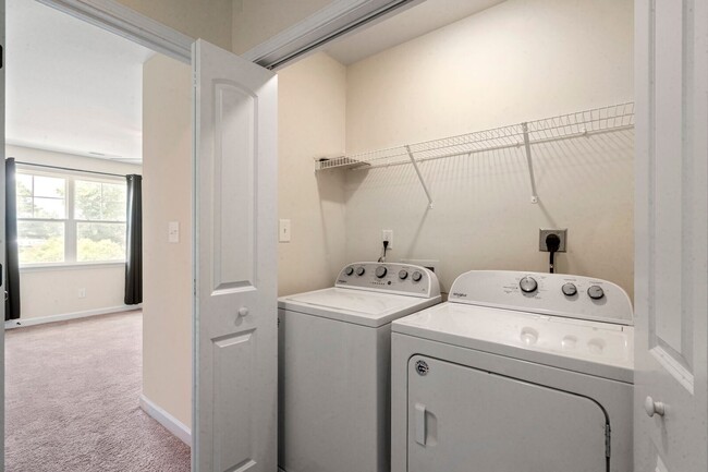 Building Photo - 2 Bedroom, 2.5 Bath End Unit Townhouse loc...