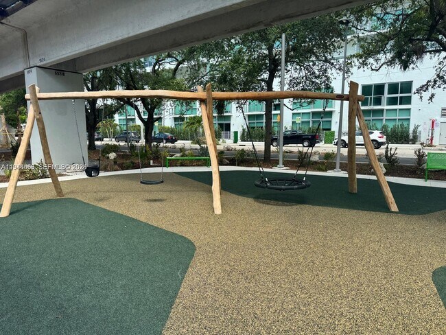 Building Photo - 1600 SW 1st Ave