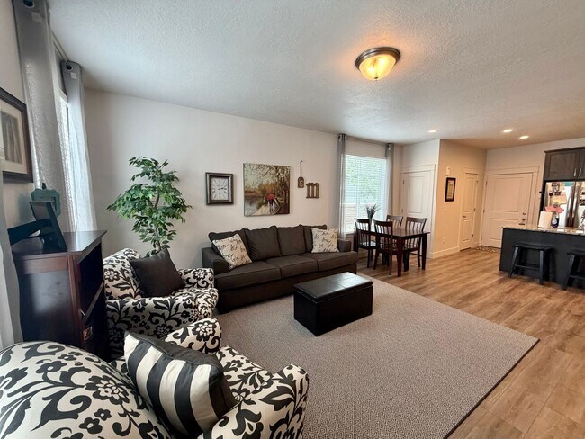 Building Photo - Gorgeous Like-New Townhome