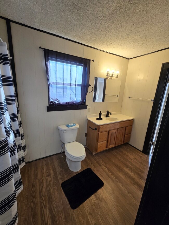 Building Photo - 1210 N Crain St