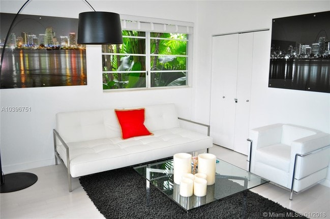 Living room - 3915 Meridian Ave