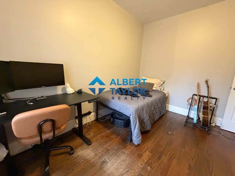 Bedroom #1 - 29 Darling St