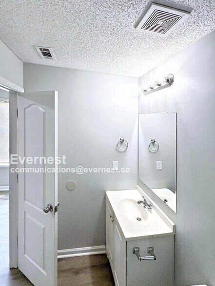 Building Photo - 8625 Thomas Ln