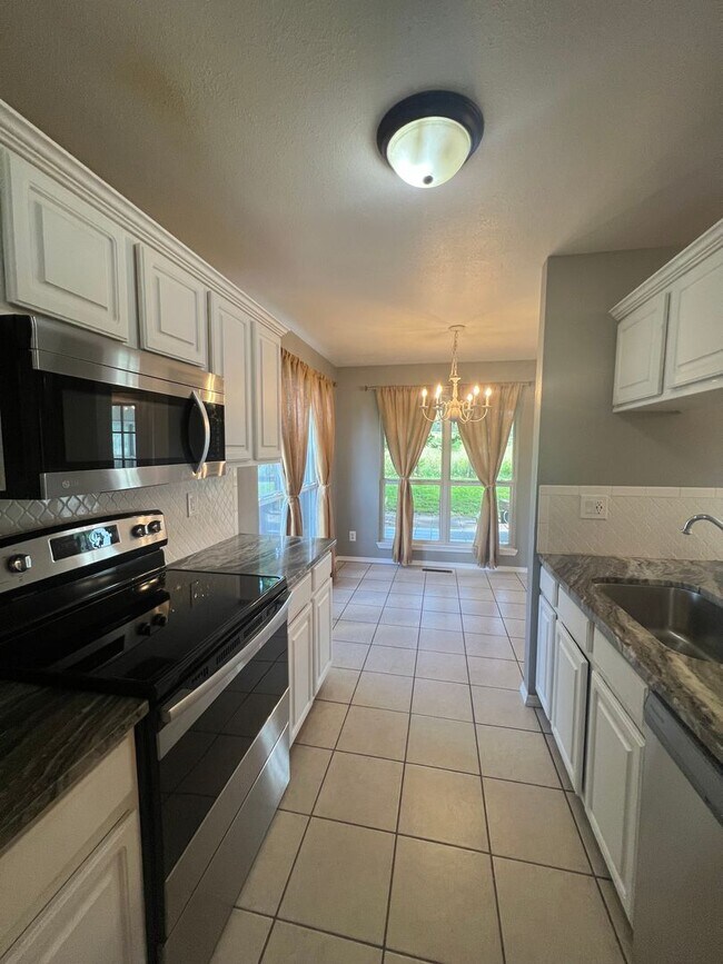 Building Photo - Adorable 3 Bedroom property with a sunroom...