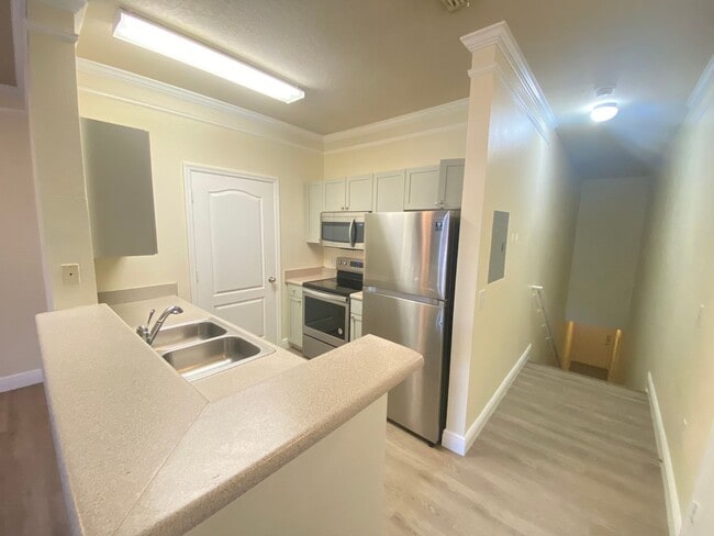 Building Photo - Stunning one bedroom, one bath luxury condo with large garage and fabulous community amenities.