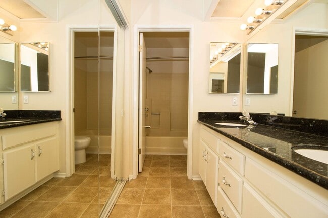 Building Photo - 3 Bedroom, 2 Bath Condo in Eastlake Shores