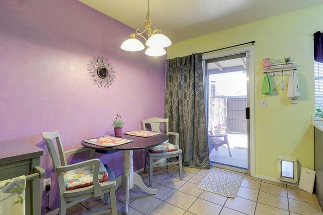 Building Photo - Updated 2 Bed/2.5 Bath Townhome in Great W...