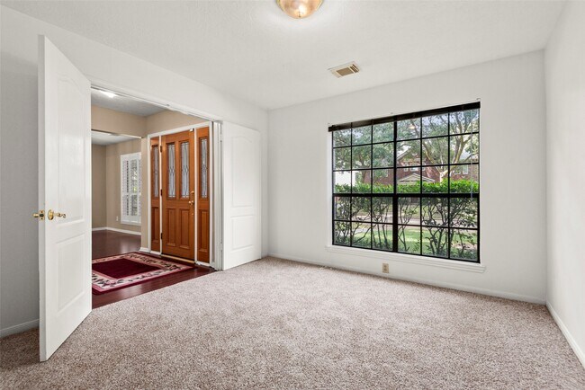 Building Photo - 2415 Parkwood Ln