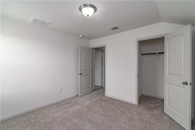 Building Photo - 132 Shiner Ln