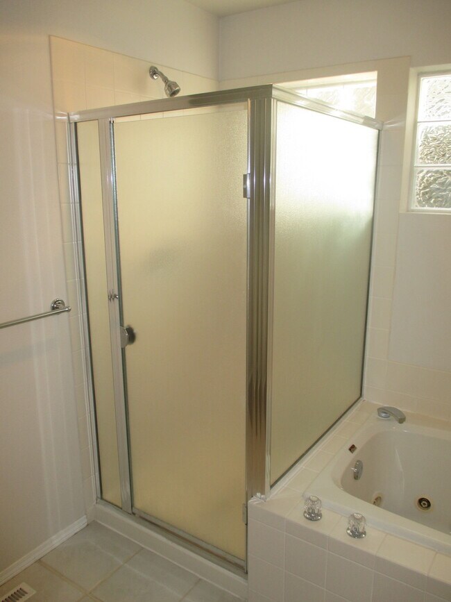 Building Photo - South Salem Home on Creekside Golf Course