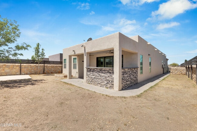 Building Photo - 1044 Gaitan St