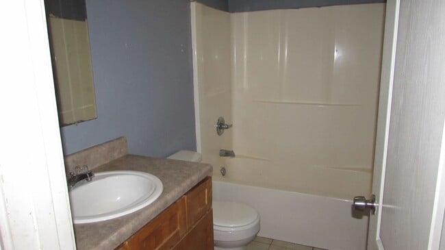 Building Photo - 3 BEDROOM DUPLEX
