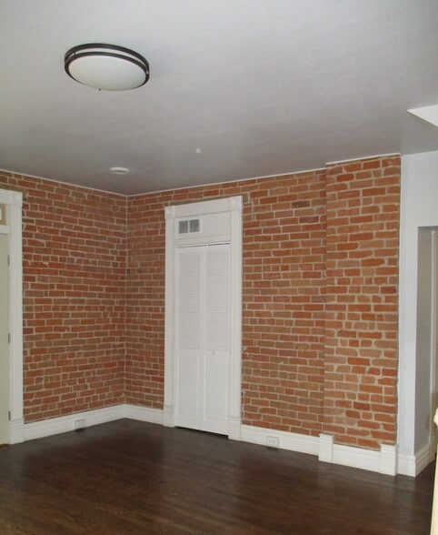 Building Photo - 615 W 11th St