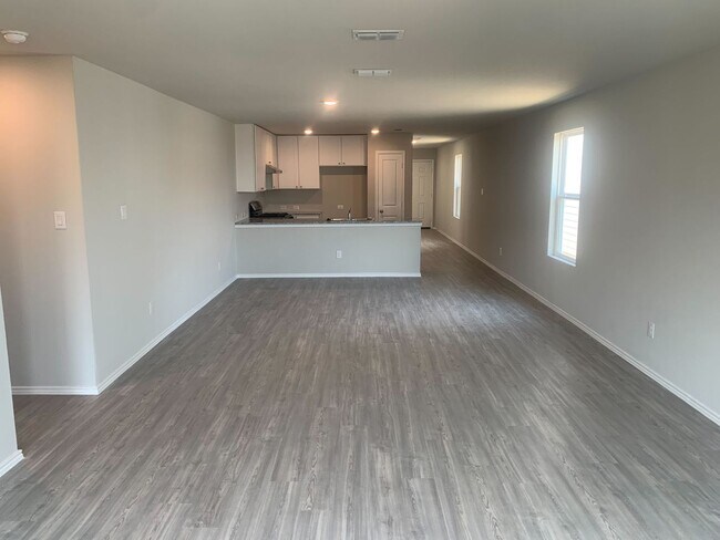Building Photo - *MOVE IN SPECIAL* Comfortable Living with Open Kitchen & Fenced Yard!