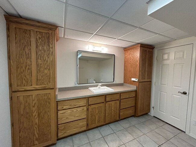 Building Photo - Spacious Daylight Apartment in Hamilton