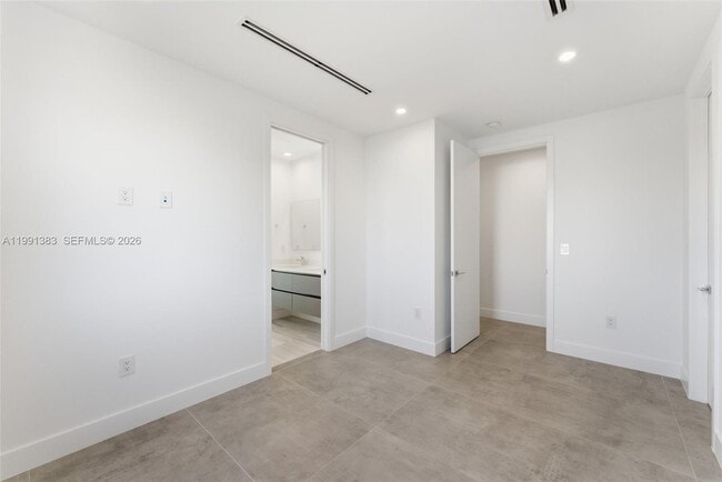 Building Photo - 2840 SW 32nd Ct