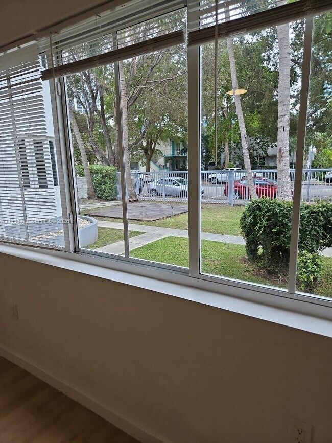 Building Photo - 557 Michigan Ave