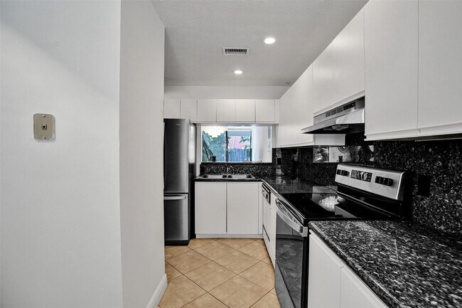 Building Photo - 1415 Miami Rd