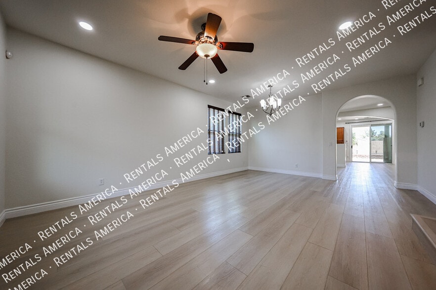 Building Photo - 1081 N Mason Dr