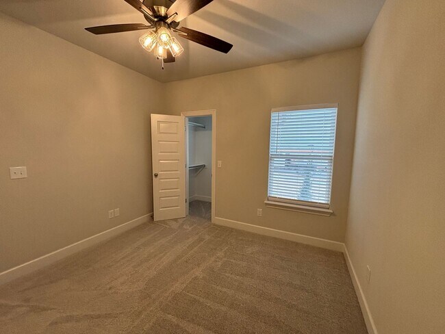 Building Photo - Cozy 4 Bedroom/2.5 Bath Home in a Wonderful Neighborhood