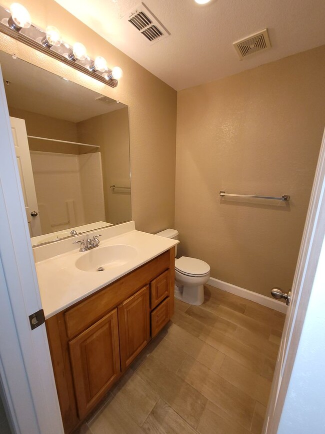 Building Photo - Elk Grove Condo Condo