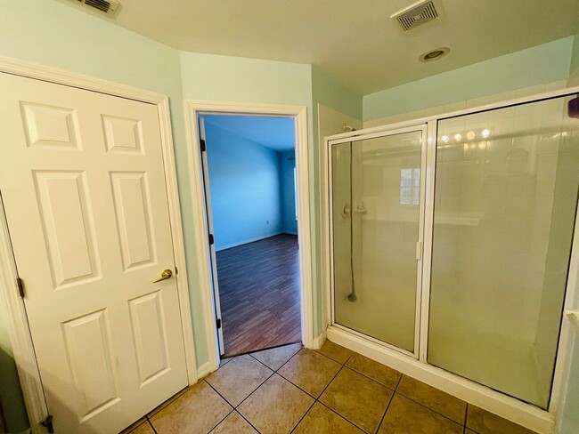 Building Photo - Family-Friendly Townhome Close to Beaches ...