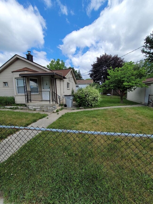 Building Photo - 2 Bedroom Home In Hazel Park