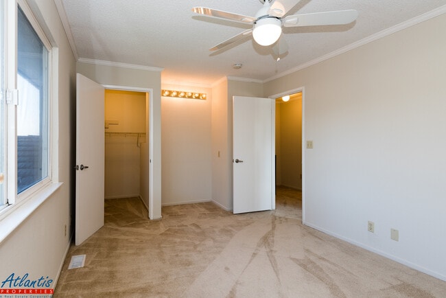 Building Photo - Beautiful Condo | Carport