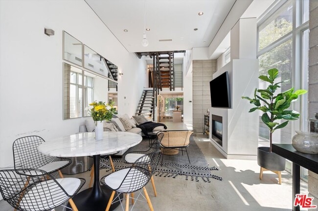 Building Photo - 720 Brooks Ave