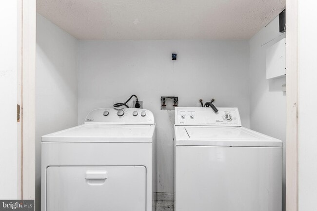 Building Photo - 2547 Legation Pl