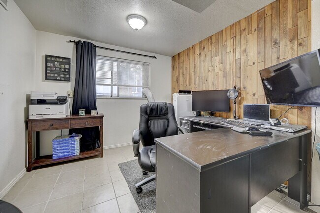 Building Photo - Charming 3-Bed Home with Bonus Room, Firep...