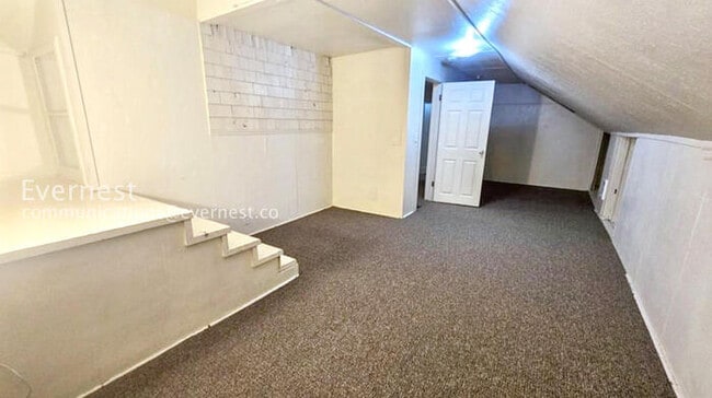 Building Photo - 4 Bed, 2 Bath Home with Fenced Yard / Vouchers Accepted / 12 to 18 month lease options available.