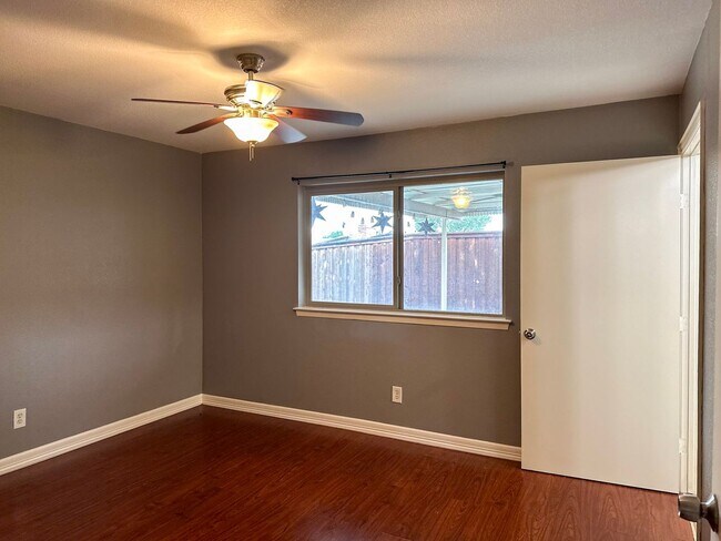 Building Photo - 3 Bedroom / 2 Bath / 2 Car Garage w/ a POOL!