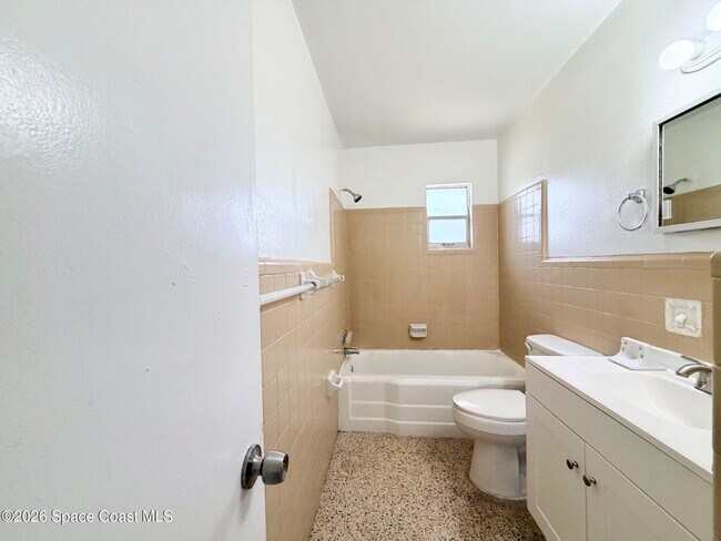 Building Photo - 1590 S Deleon Ave