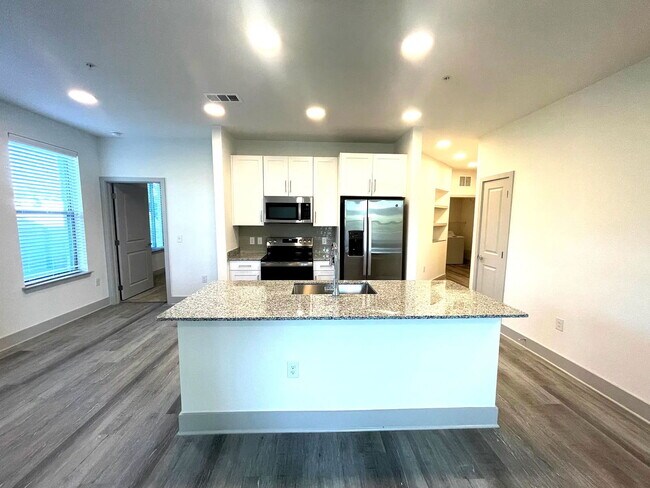 Building Photo - 2601 N Austin Ave