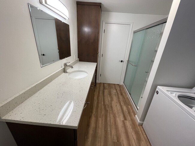 Building Photo - Completely Updated 2 Bdrm Home