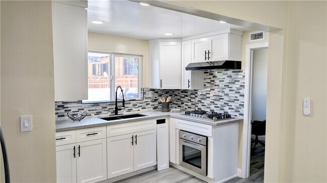 Building Photo - 3814 Normandie Ave