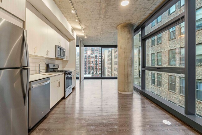 Building Photo - 643 S Clark St