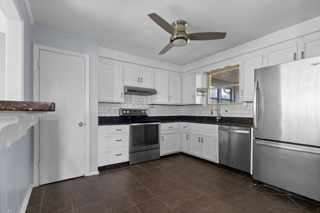 Building Photo - 2560 Memorial Dr