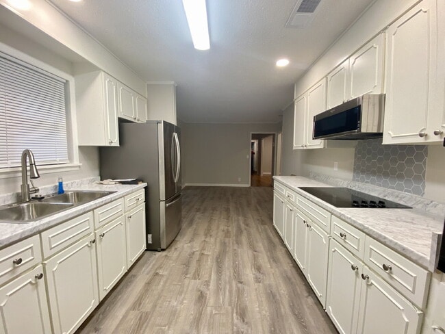 Building Photo - Single-family home on Hilton Head Island with NO HOA!