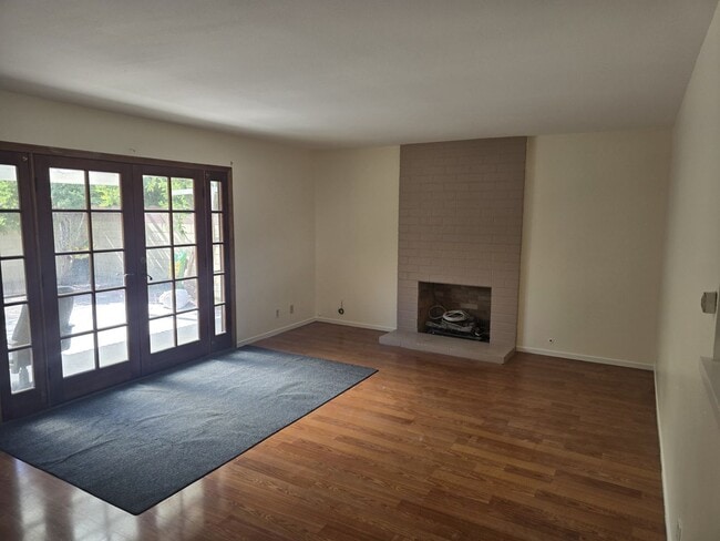Building Photo - Cozy Single Family Home in Santa Ana for L...