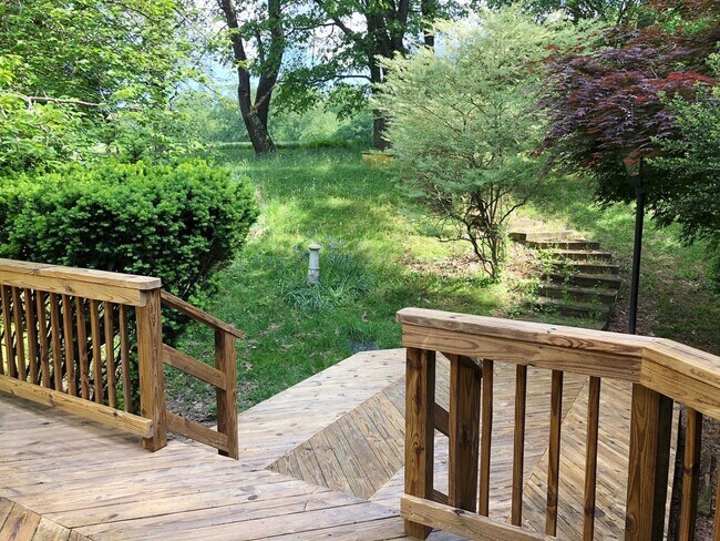 Building Photo - Spacious Potomac Beauty backs to Golf Course
