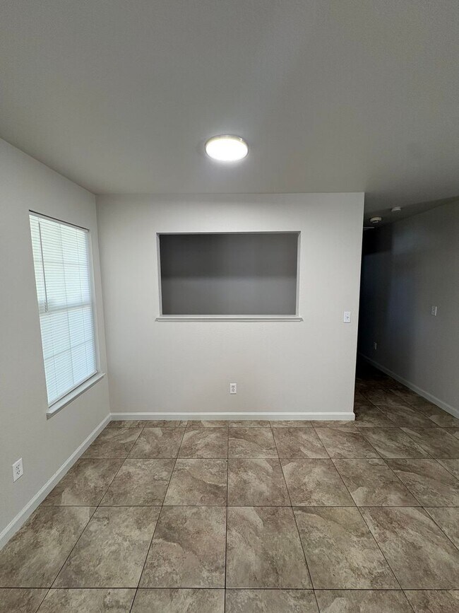Building Photo - 4 Bed 2 Bath Single Family Home in Hanford!