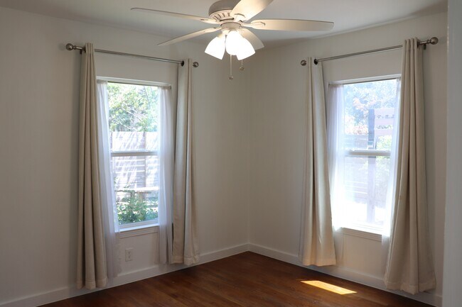 Building Photo - 713 E 45th St